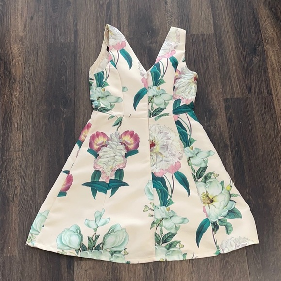 Women’s Dress - Picture 2 of 3